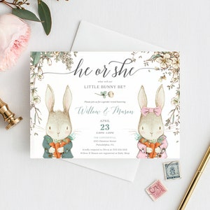 Peut inclure: Une invitation &agrave; une r&eacute;v&eacute;lation de sexe avec un motif floral repr&eacute;sentant deux lapins, l'un en bleu et l'autre en rose, tenant des carottes. Le texte indique "he or she what will our LITTLE BUNNY BE?" et comprend les noms "Willow & Mason", la date "April 23", l'heure "2:30PM - 4:30PM", le lieu "THE CONTINENTAL 235 Chestnut Street Philadelphia, PA", et les informations de RSVP "Kindly respond to Olivia at 333 212.1212 Willow & Mason are registered at Baby Shop".