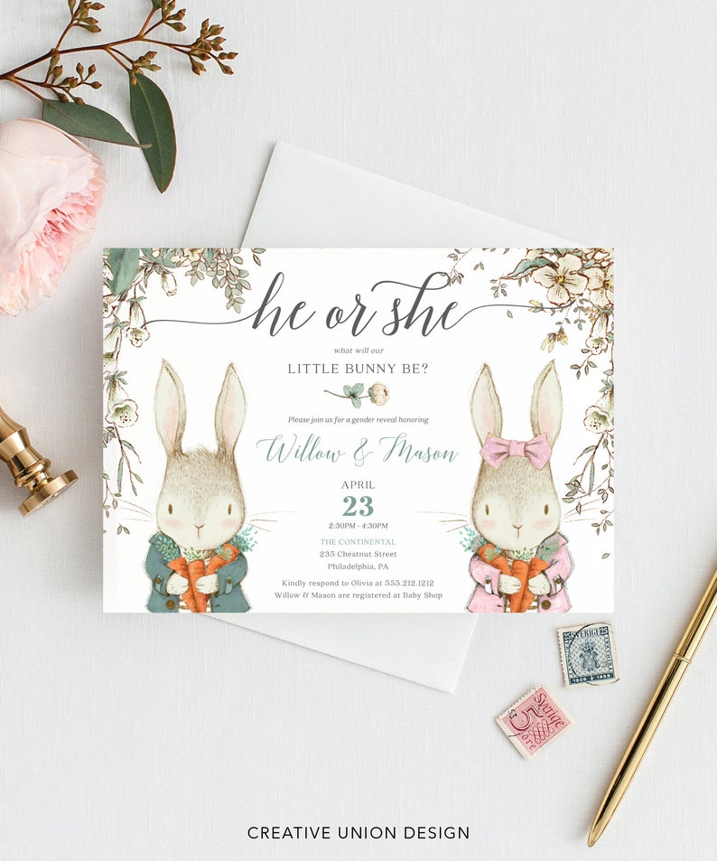 Peut inclure: Une invitation &agrave; une r&eacute;v&eacute;lation de sexe avec un motif floral repr&eacute;sentant deux lapins, l'un en bleu et l'autre en rose, tenant des carottes. Le texte indique "he or she what will our LITTLE BUNNY BE?" et comprend les noms "Willow & Mason", la date "April 23", l'heure "2:30PM - 4:30PM", le lieu "THE CONTINENTAL 235 Chestnut Street Philadelphia, PA", et les informations de RSVP "Kindly respond to Olivia at 333 212.1212 Willow & Mason are registered at Baby Shop".