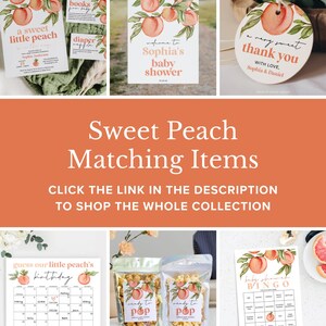 Pu&ograve; includere: Un set di decorazioni per baby shower stampabili a tema pesca. Il set include inviti, biglietti di ringraziamento, una scheda di bingo per baby shower, un calendario per indovinare la data di nascita del bambino e sacchetti di popcorn con etichette. Le decorazioni presentano illustrazioni ad acquerello di pesche e foglie.