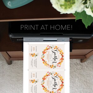 K&ouml;nnte beinhalten: Ein Drucker druckt zwei Thanksgiving-Dinner-Einladungen. Die Einladungen zeigen ein floralen Kranz-Design mit den Worten "Let's Gather" und Veranstaltungsdetails. Der Text "Print at Home!" wird &uuml;ber dem Drucker angezeigt.