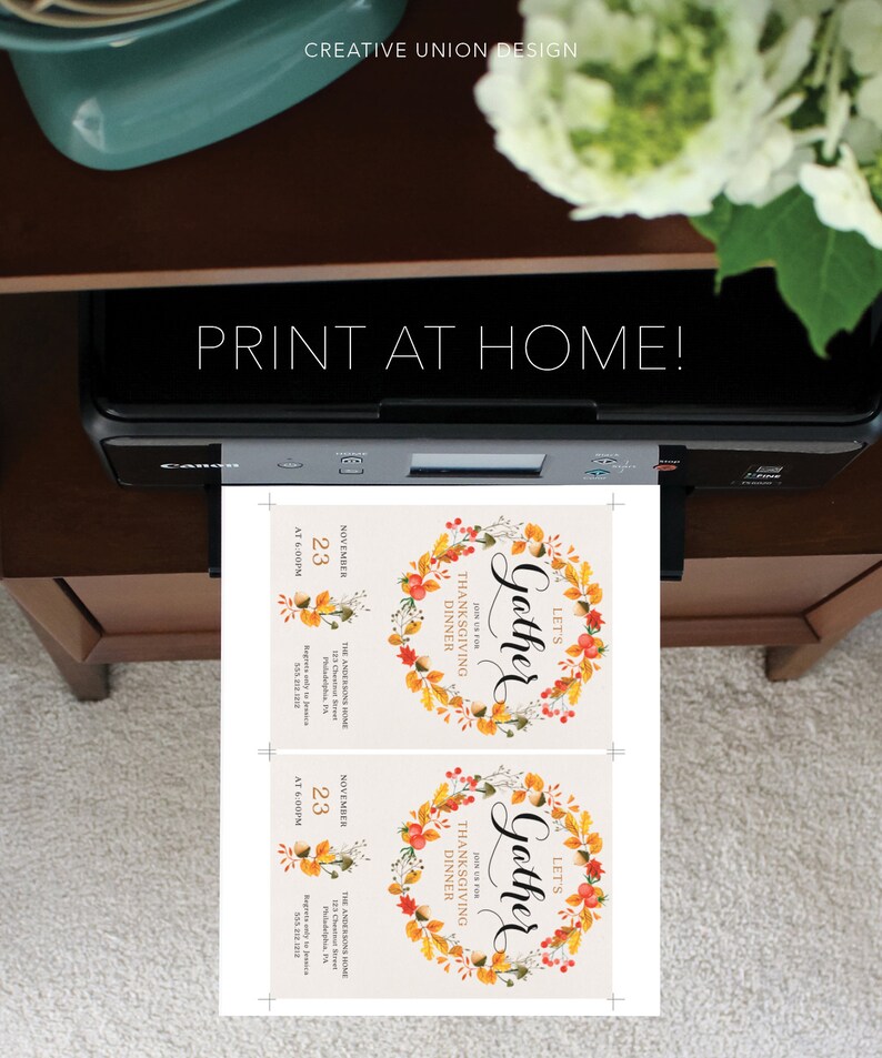 K&ouml;nnte beinhalten: Ein Drucker druckt zwei Thanksgiving-Dinner-Einladungen. Die Einladungen zeigen ein floralen Kranz-Design mit den Worten "Let's Gather" und Veranstaltungsdetails. Der Text "Print at Home!" wird &uuml;ber dem Drucker angezeigt.