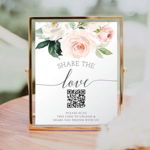 K&ouml;nnte beinhalten: Ein gerahmtes Schild mit goldenem Rand zeigt den Text "SHARE THE love" in eleganter Schrift. Unter dem Text befindet sich ein QR-Code mit der Aufforderung "PLEASE SCAN THIS CODE TO UPLOAD & SHARE YOU PHOTOS WITH US!". Aquarellrosen in Rosa und Wei&szlig; schm&uuml;cken die Oberseite.