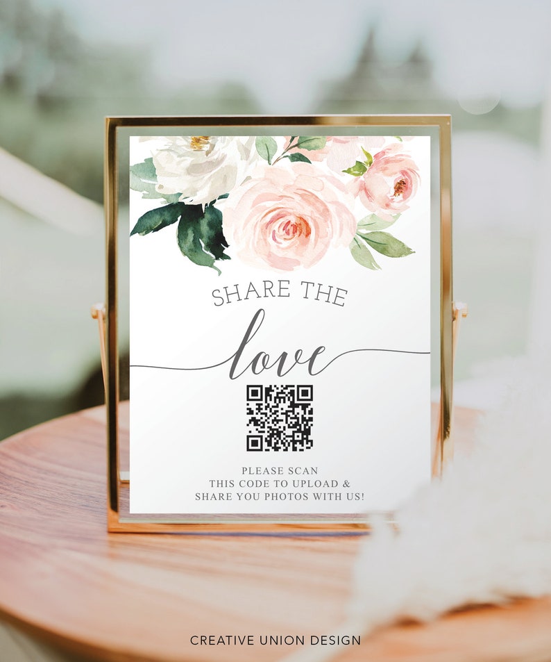 K&ouml;nnte beinhalten: Ein gerahmtes Schild mit goldenem Rand zeigt den Text "SHARE THE love" in eleganter Schrift. Unter dem Text befindet sich ein QR-Code mit der Aufforderung "PLEASE SCAN THIS CODE TO UPLOAD & SHARE YOU PHOTOS WITH US!". Aquarellrosen in Rosa und Wei&szlig; schm&uuml;cken die Oberseite.
