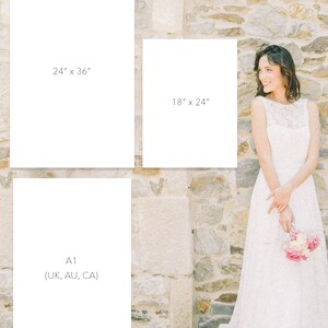 K&ouml;nnte beinhalten: Ein wei&szlig;es Brautkleid mit Spitzendetails, getragen von einer Frau, die vor einer Steinmauer steht. Das Kleid hat ein &auml;rmelloses Oberteil und einen flie&szlig;enden Rock. Die Frau h&auml;lt einen Strau&szlig; rosa Blumen in der Hand. Das Bild enth&auml;lt Text, der auf verschiedene Druckgr&ouml;&szlig;en hinweist: 24" x 36", 18" x 24" und A1 (UK, AU, CA).