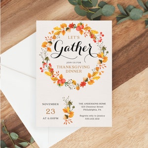 K&ouml;nnte beinhalten: Einladung zum Thanksgiving-Dinner mit einem Kranz aus Herbstbl&auml;ttern und Beeren. Der Einladungstext lautet "Let's Gather" und enth&auml;lt Datum, Uhrzeit und Ort: 23. November um 18:00 Uhr, The Andersons Home, Philadelphia, PA. Das Design ist auf cremefarbenem Hintergrund.