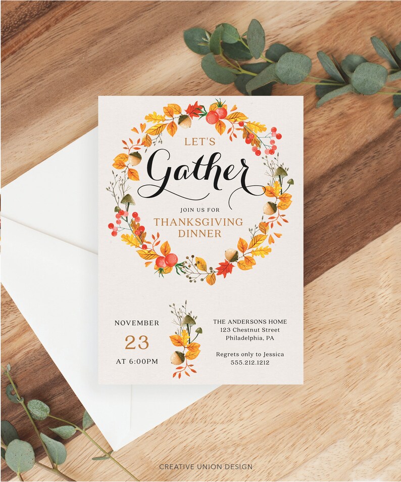 K&ouml;nnte beinhalten: Einladung zum Thanksgiving-Dinner mit einem Kranz aus Herbstbl&auml;ttern und Beeren. Der Einladungstext lautet "Let's Gather" und enth&auml;lt Datum, Uhrzeit und Ort: 23. November um 18:00 Uhr, The Andersons Home, Philadelphia, PA. Das Design ist auf cremefarbenem Hintergrund.