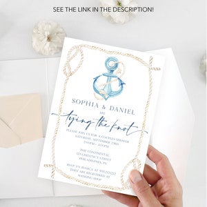 Op de afbeelding: Een witte huwelijksuitnodiging met een blauwe en witte aquarel-ankerillustratie. De uitnodiging luidt "Sophia & Daniel are tying the knot" en bevat details voor een bruidspaar-douche.
