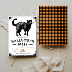 Puede incluir: Invitaci&oacute;n a una fiesta de Halloween con una ilustraci&oacute;n de un gato negro y las palabras "Halloween Party". La invitaci&oacute;n incluye detalles del evento como la fecha, la hora y el lugar. Una tarjeta separada muestra un patr&oacute;n a cuadros negro y naranja.