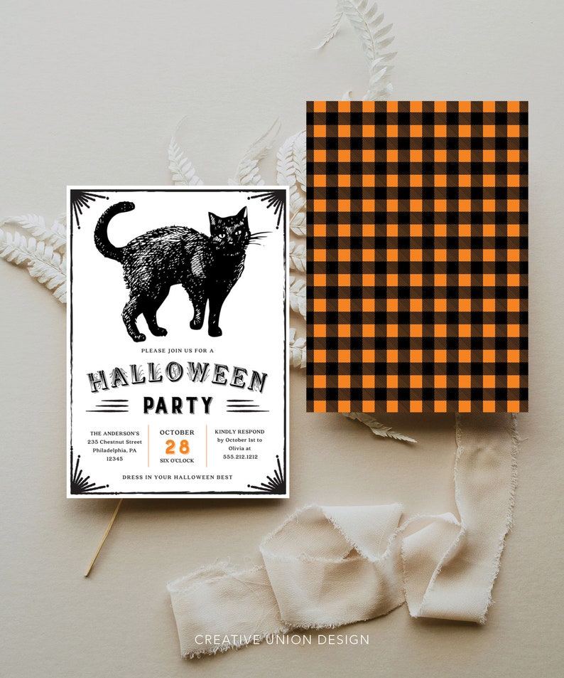 Puede incluir: Invitaci&oacute;n a una fiesta de Halloween con una ilustraci&oacute;n de un gato negro y las palabras "Halloween Party". La invitaci&oacute;n incluye detalles del evento como la fecha, la hora y el lugar. Una tarjeta separada muestra un patr&oacute;n a cuadros negro y naranja.