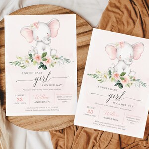 Puede incluir: Dos invitaciones rectangulares para baby shower con una ilustraci&oacute;n en acuarela de un beb&eacute; elefante con orejas rosas y un arreglo floral. El texto dice A SWEET BABY girl IS ON HER WAY, August 23, Willow Anderson y detalles del evento.