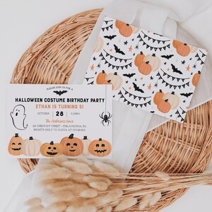 以下が含まれることがあります： ハロウィーンをテーマにした誕生日パーティーの招待状。カボチャ、コウモリ、クモのデザインです。「Halloween Costume Birthday Party」と「Ethan is turning 5!」のテキストが白い背景に表示されています。同じデザインのカードも含まれています。