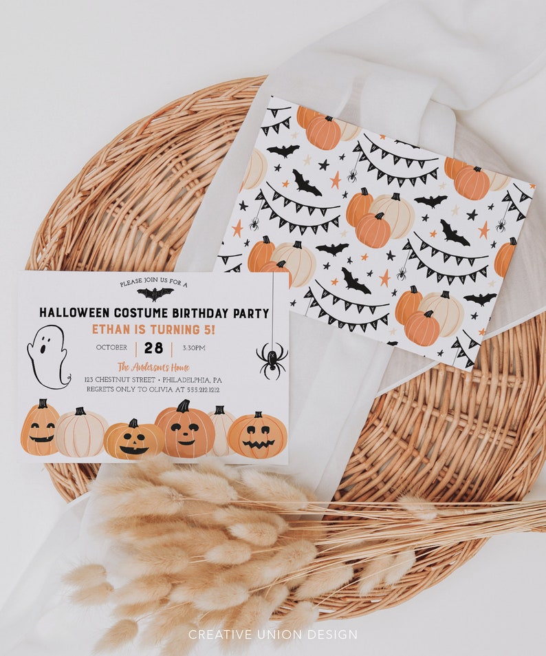 以下が含まれることがあります： ハロウィーンをテーマにした誕生日パーティーの招待状。カボチャ、コウモリ、クモのデザインです。「Halloween Costume Birthday Party」と「Ethan is turning 5!」のテキストが白い背景に表示されています。同じデザインのカードも含まれています。