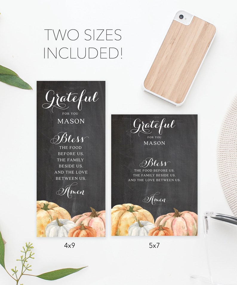 Puede incluir: Dos impresiones estilo pizarra con el texto "Grateful for you Mason, Bless the food before us...Amen" y calabazas en acuarela. Una impresi&oacute;n es de 10x23 cm, la otra de 13x18 cm. Tambi&eacute;n se ve una funda de tel&eacute;fono de madera.