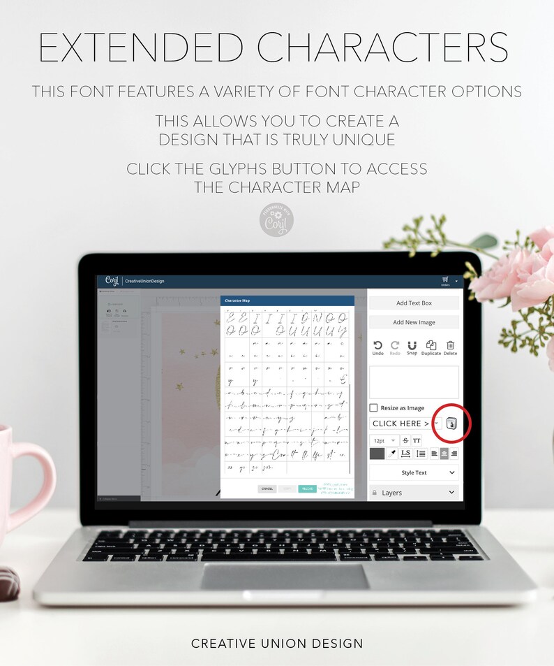 Puede incluir: Una pantalla de computadora port&aacute;til que muestra un mapa de caracteres de fuente con una variedad de letras escritas a mano. El texto en la pantalla dice "EXTENDED CHARACTERS" y "CLICK HERE >". La computadora port&aacute;til est&aacute; en un escritorio blanco con una flor rosa en el fondo.