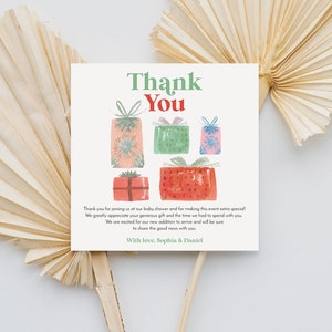 K&ouml;nnte beinhalten: Quadratische Babyparty-Dankeskarte mit den Worten "Thank You" in Gr&uuml;n und Rot. Die Karte zeigt Aquarellillustrationen von Geschenkboxen in verschiedenen Farben. Der Text dr&uuml;ckt Dankbarkeit und Aufregung f&uuml;r die Ankunft aus, signiert von Sophia & Daniel.