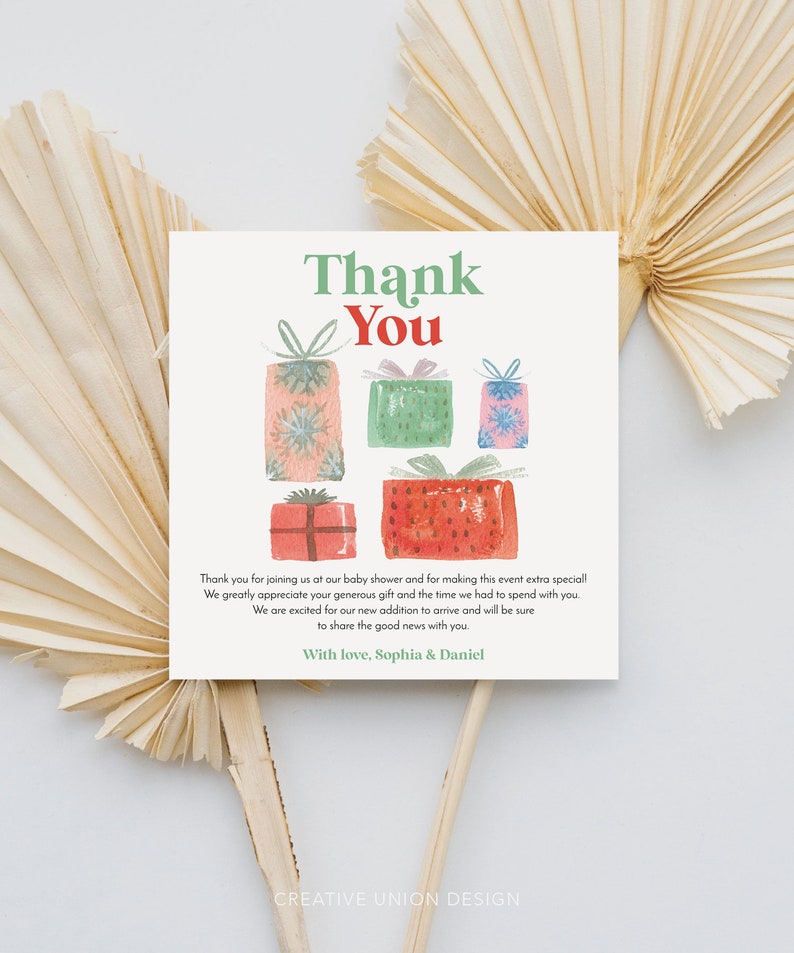 K&ouml;nnte beinhalten: Quadratische Babyparty-Dankeskarte mit den Worten "Thank You" in Gr&uuml;n und Rot. Die Karte zeigt Aquarellillustrationen von Geschenkboxen in verschiedenen Farben. Der Text dr&uuml;ckt Dankbarkeit und Aufregung f&uuml;r die Ankunft aus, signiert von Sophia & Daniel.