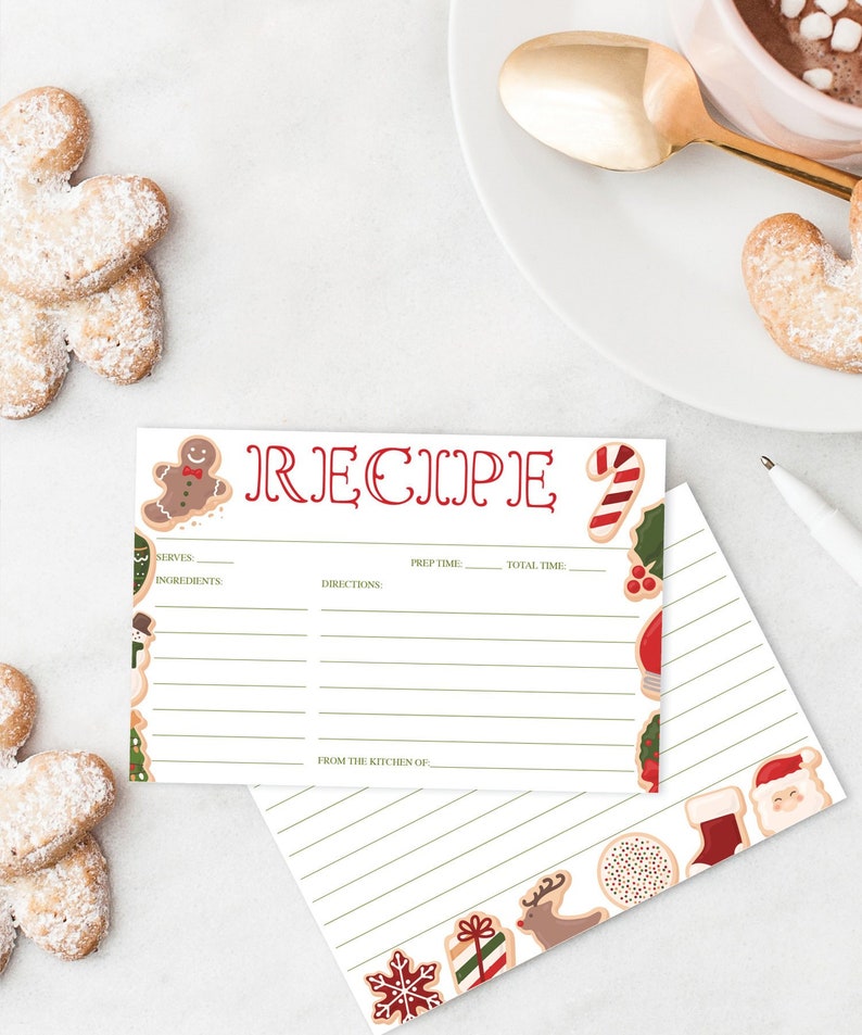 Peut inclure: Une carte de recette avec le mot "RECIPE" en script rouge, orn&eacute;e de bonhommes en pain d'&eacute;pices et de cannes en sucre. La carte comporte des lignes pour les ingr&eacute;dients et les instructions. Une enveloppe lign&eacute;e assortie est &eacute;galement pr&eacute;sente, ainsi que des biscuits en forme de c&oelig;ur saupoudr&eacute;s de sucre glace.