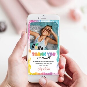 Peut inclure: Une carte de remerciement num&eacute;rique avec un fond tie-dye arc-en-ciel. La carte pr&eacute;sente une photo d'une fille dans une piscine avec un motif d'ananas sur son t-shirt. Le texte sur la carte dit "Merci beaucoup d'avoir rendu mon anniversaire sp&eacute;cial ! Je me suis bien amus&eacute;e &agrave; faire la f&ecirc;te avec vous tous ! Sophia."