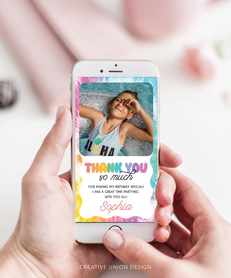 Peut inclure: Une carte de remerciement num&eacute;rique avec un fond tie-dye arc-en-ciel. La carte pr&eacute;sente une photo d'une fille dans une piscine avec un motif d'ananas sur son t-shirt. Le texte sur la carte dit "Merci beaucoup d'avoir rendu mon anniversaire sp&eacute;cial ! Je me suis bien amus&eacute;e &agrave; faire la f&ecirc;te avec vous tous ! Sophia."