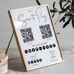 Puede incluir: Un letrero con marco dorado con las palabras "Please Scan to Pay" en una elegante escritura. El letrero incluye códigos QR para Venmo y Cash App, junto con iconos de pago y redes sociales. El letrero está sobre un soporte dorado.