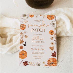 Könnte beinhalten: Eine herbstliche Einladung mit dem Text "Pumpkin Patch" und Details für eine 5. Geburtstagsfeier. Das Design umfasst Aquarellkürbisse, Blätter und florale Akzente in Orange-, Weiß- und Brauntönen.