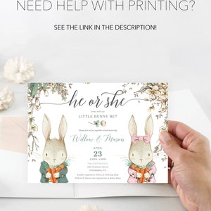 Peut inclure: Une invitation &agrave; une r&eacute;v&eacute;lation de sexe avec un motif floral repr&eacute;sentant deux lapins, l'un en bleu et l'autre en rose, tenant des carottes. Le texte indique "He or She? What will our little bunny be?"  Willow & Mason, 23 avril, 14h30-16h30, The Continental, 233 Chestnut Street, Philadelphia, PA. Veuillez r&eacute;pondre &agrave; Olivia au 555-212-1212. Willow & Mason sont inscrits &agrave; Baby Shop.