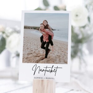 Może przedstawiać: Biała karta z fotografią pary na plaży. Tekst "Nantucket" jest napisany kursywą nad imionami "Sophia & Daniel".