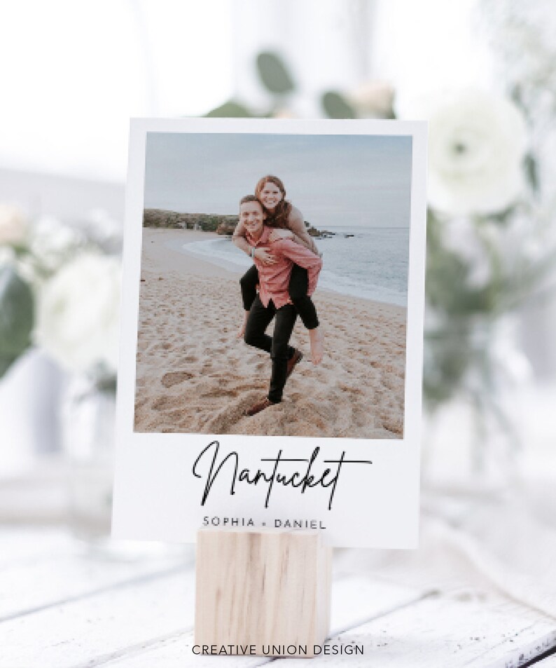 Może przedstawiać: Biała karta z fotografią pary na plaży. Tekst "Nantucket" jest napisany kursywą nad imionami "Sophia & Daniel".
