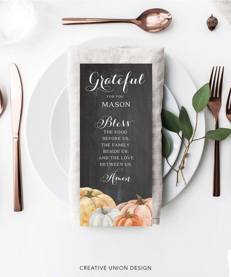 Puede incluir: Un lugar de mesa de Acci&oacute;n de Gracias con una servilleta de lino con un dise&ntilde;o de estilo pizarra. El texto dice "Agradecido por ti Mason, Bendice la comida ante nosotros, la familia junto a nosotros y el amor entre nosotros. Am&eacute;n." Hay calabazas de acuarela en la parte inferior.