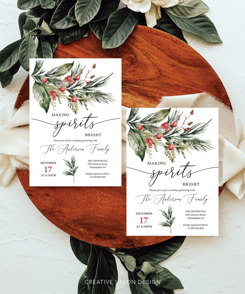 Pu&ograve; includere: Inviti per una festa natalizia con elementi floreali ad acquerello e bacche rosse. Il testo recita "Making Spirits Bright" e include data, ora e luogo. Il design ha un'estetica festosa ed elegante.