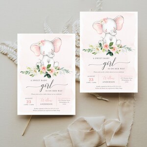 Puede incluir: Dos tarjetas de invitaci&oacute;n rectangulares para baby shower con una ilustraci&oacute;n en acuarela de un beb&eacute; elefante con orejas rosas y una corona de flores. El texto dice A SWEET BABY girl IS ON HER WAY, con los detalles de Willow Anderson el 23 de agosto.