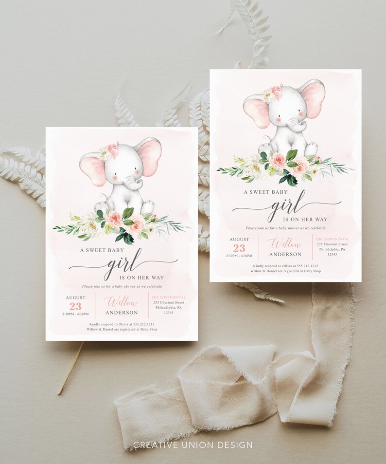 Puede incluir: Dos tarjetas de invitaci&oacute;n rectangulares para baby shower con una ilustraci&oacute;n en acuarela de un beb&eacute; elefante con orejas rosas y una corona de flores. El texto dice A SWEET BABY girl IS ON HER WAY, con los detalles de Willow Anderson el 23 de agosto.