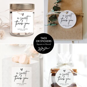K&ouml;nnte beinhalten: Vier verschiedene Variationen eines Hochzeitsgeschenkanh&auml;ngers mit dem Text "a sweet thank you" und den Namen des Paares sowie dem Hochzeitsdatum. Die Anh&auml;nger sind sowohl quadratisch als auch rund und werden an verschiedenen Hochzeitsgeschenken befestigt, darunter ein Glas S&uuml;&szlig;igkeiten, eine Geschenkbox, eine T&uuml;te Marshmallows und eine Packung S'mores.