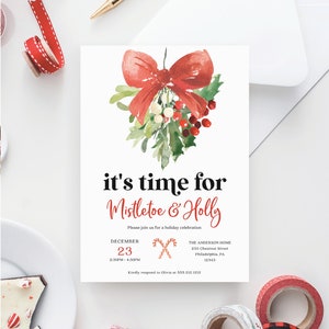 Op de afbeelding: Een kerstuitnodiging met een aquarel ontwerp van maretak en hulst. De tekst luidt "it's time for Mistletoe & Holly" met evenementdetails. Decoratieve rode en witte linten en plakbandrollen op de achtergrond.