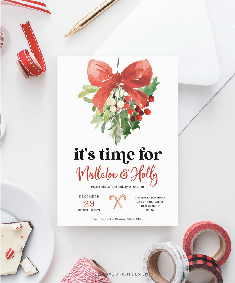Op de afbeelding: Een kerstuitnodiging met een aquarel ontwerp van maretak en hulst. De tekst luidt "it's time for Mistletoe & Holly" met evenementdetails. Decoratieve rode en witte linten en plakbandrollen op de achtergrond.