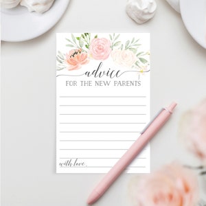 Peut inclure: Une carte blanche avec un motif floral dans des tons de rose et de vert. La carte porte le texte "conseils pour les nouveaux parents" et des lignes pour &eacute;crire. La carte porte &eacute;galement le texte "avec amour."