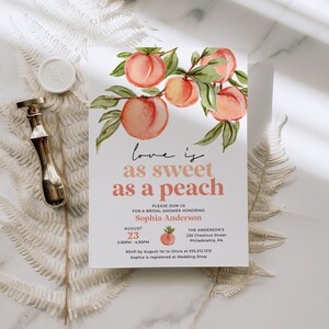 Pu&ograve; includere: Un invito a un addio al nubilato a tema pesca con illustrazioni ad acquerello di pesche e foglie. Il testo recita "love is as sweet as a peach" e include i dettagli dell'evento, come la data, l'ora, il luogo e le informazioni RSVP.