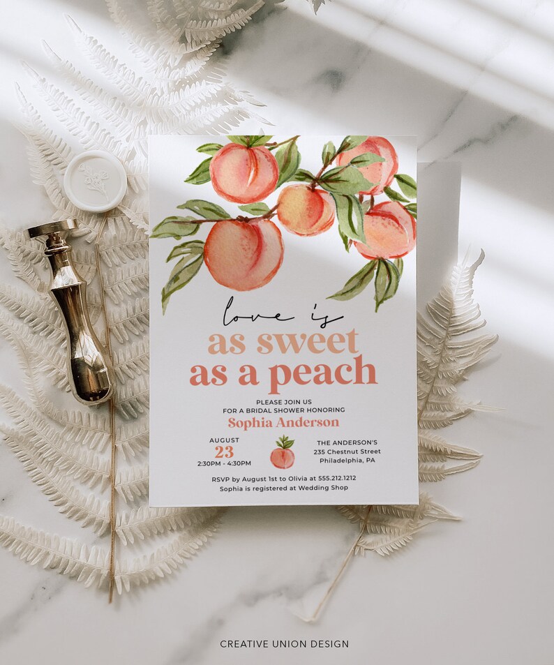 Pu&ograve; includere: Un invito a un addio al nubilato a tema pesca con illustrazioni ad acquerello di pesche e foglie. Il testo recita "love is as sweet as a peach" e include i dettagli dell'evento, come la data, l'ora, il luogo e le informazioni RSVP.