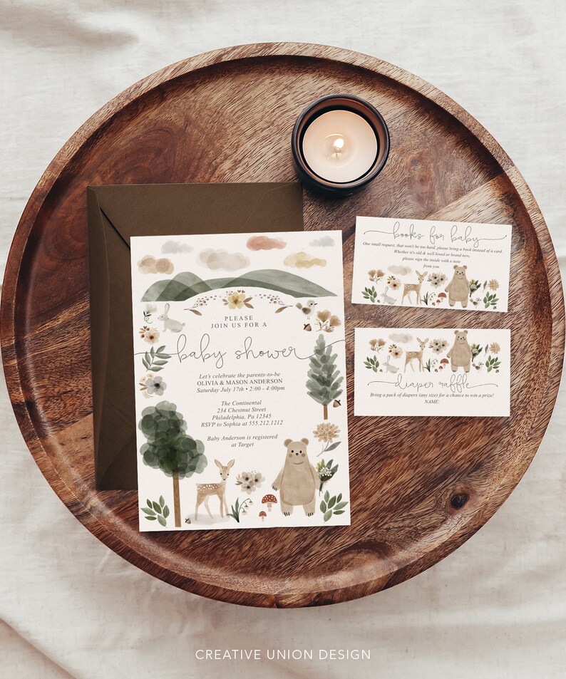 Peut inclure: Une invitation de f&ecirc;te pr&eacute;natale sur le th&egrave;me de la for&ecirc;t avec une illustration aquarelle d'un ours, d'un cerf et d'une for&ecirc;t. L'invitation comprend le texte "Veuillez vous joindre &agrave; nous pour une f&ecirc;te pr&eacute;natale" et les d&eacute;tails de l'&eacute;v&eacute;nement. Il y a aussi deux cartes pour "livres pour b&eacute;b&eacute;" et "tombola de couches".