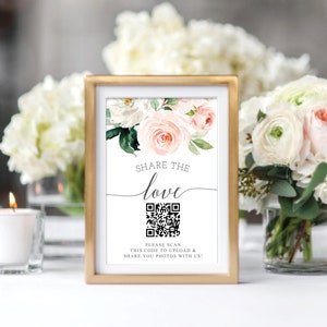 K&ouml;nnte beinhalten: Ein goldgerahmtes Schild mit den Worten "Share the love" und einem QR-Code. Das Schild ist mit rosa und wei&szlig;en Aquarellblumen verziert. Der Text unter dem QR-Code lautet: "Please scan this code to upload & share you photos with us!"