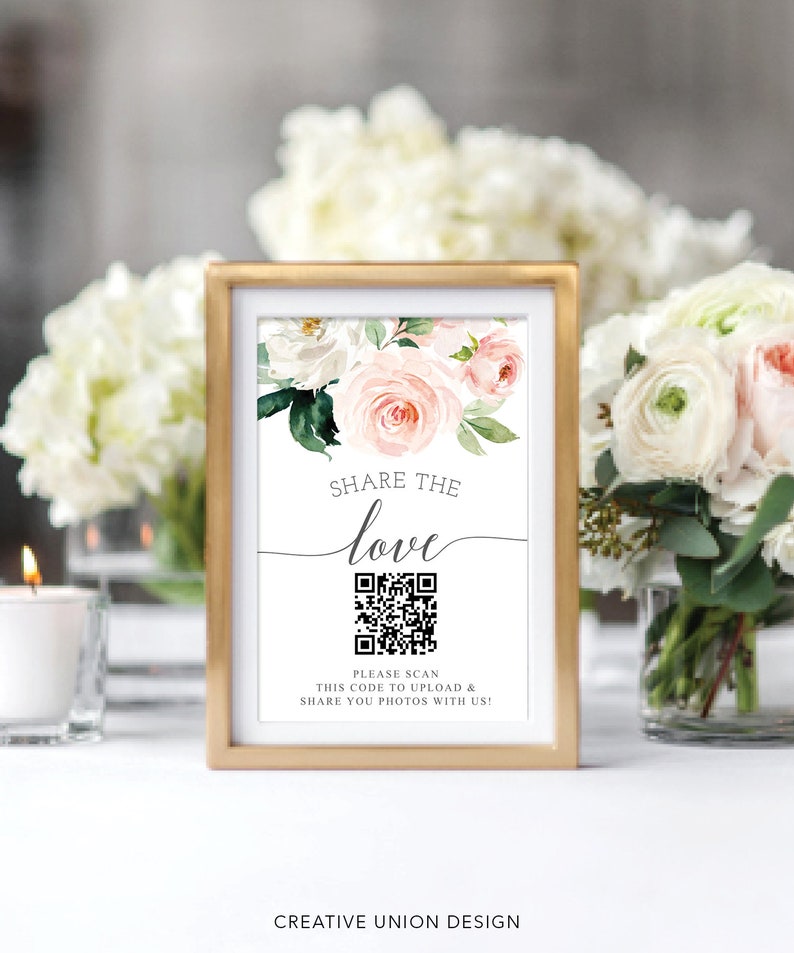 K&ouml;nnte beinhalten: Ein goldgerahmtes Schild mit den Worten "Share the love" und einem QR-Code. Das Schild ist mit rosa und wei&szlig;en Aquarellblumen verziert. Der Text unter dem QR-Code lautet: "Please scan this code to upload & share you photos with us!"