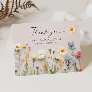 Tarjetas de agradecimiento con pequeñas flores silvestres, plantilla de tarjeta de agradecimiento con flores silvestres, baby shower, primer cumpleaños, agradecimiento doblado, margarita, tarjeta de cumpleaños