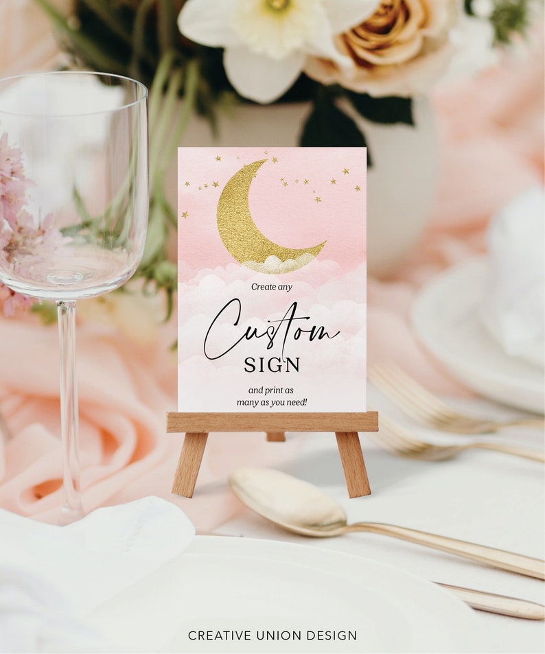 Puede incluir: Un cartel imprimible rosa y dorado con una luna creciente y estrellas. El cartel dice "Crea cualquier cartel personalizado e imprime tantos como necesites!"