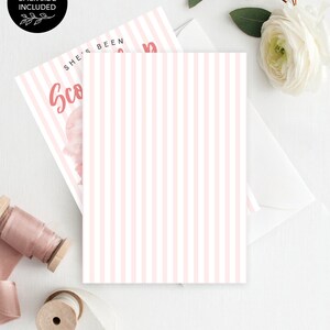 K&ouml;nnte beinhalten: Rosa-wei&szlig; gestreifte Karte mit dem Text "She's Been Scooped Up" in rosa Schrift. Die Karte liegt auf einer wei&szlig;en Oberfl&auml;che mit einem wei&szlig;en Umschlag und einer Spule rosa Band.