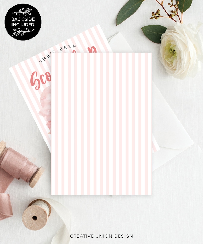 K&ouml;nnte beinhalten: Rosa-wei&szlig; gestreifte Karte mit dem Text "She's Been Scooped Up" in rosa Schrift. Die Karte liegt auf einer wei&szlig;en Oberfl&auml;che mit einem wei&szlig;en Umschlag und einer Spule rosa Band.
