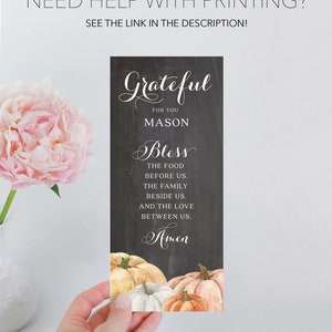 Puede incluir: Una impresi&oacute;n rectangular estilo pizarra con las palabras "Grateful for you Mason, Bless" y una oraci&oacute;n. La parte inferior presenta calabazas de acuarela en tonos blanco, naranja y amarillo. El texto "Need help with printing? See the link in the description!" est&aacute; en la parte superior.