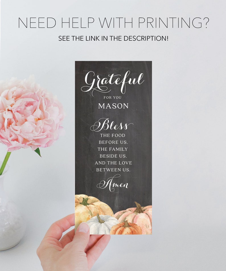 Puede incluir: Una impresi&oacute;n rectangular estilo pizarra con las palabras "Grateful for you Mason, Bless" y una oraci&oacute;n. La parte inferior presenta calabazas de acuarela en tonos blanco, naranja y amarillo. El texto "Need help with printing? See the link in the description!" est&aacute; en la parte superior.