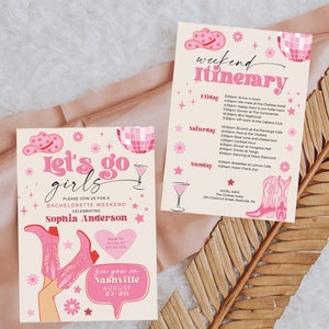 K&ouml;nnte beinhalten: Zwei rechteckige Papierkarten mit rosa und wei&szlig;en Grafiken, darunter Cowboyh&uuml;te, Discokugeln, Stiefel und Blumen. Der Text lautet Let's go girls, Bachelorette Weekend, Sophia Anderson, Nashville, August 23-26 sowie ein Wochenend-Reiseplan.
