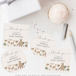 Op de afbeelding: Vier ronde en vierkante bedankkaartjes met een bosmotief. De kaartjes tonen een bruine beer, een hert, een konijn en bloemen. De tekst op de kaartjes luidt "Bedankt voor het deelnemen aan Sophia's babyshower".