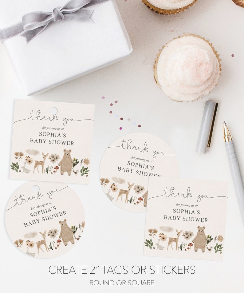 Op de afbeelding: Vier ronde en vierkante bedankkaartjes met een bosmotief. De kaartjes tonen een bruine beer, een hert, een konijn en bloemen. De tekst op de kaartjes luidt "Bedankt voor het deelnemen aan Sophia's babyshower".